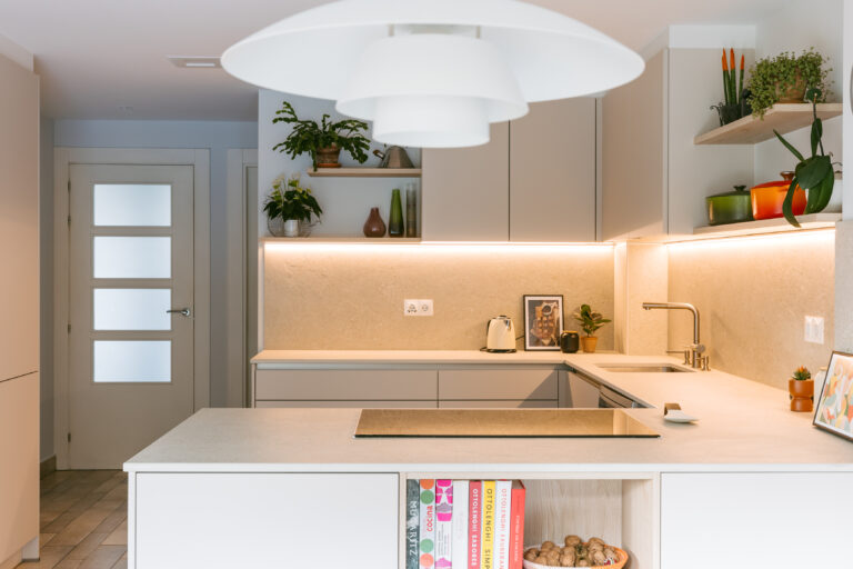 Una cocina en U con office y mucho almacenaje