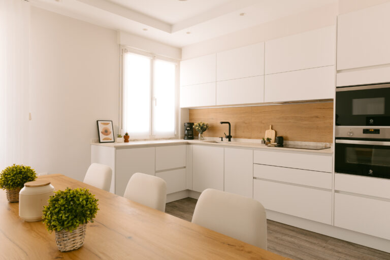 Una cocina abierta en blanco y madera