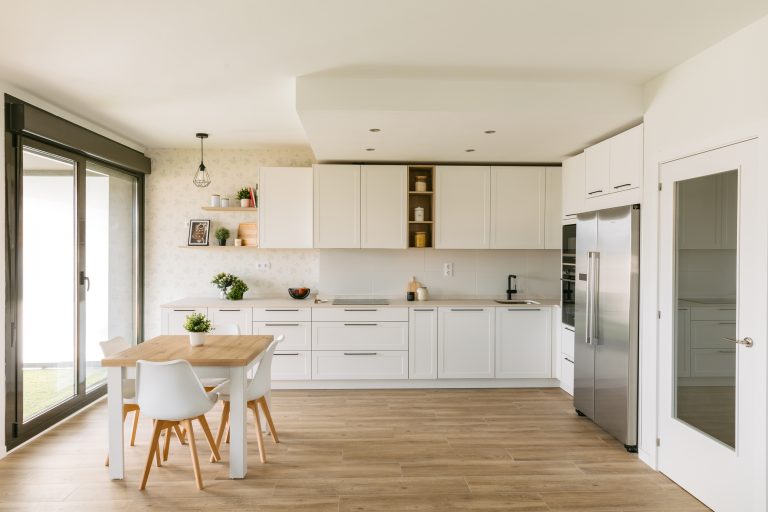 Una cocina luminosa de estilo clásico moderno