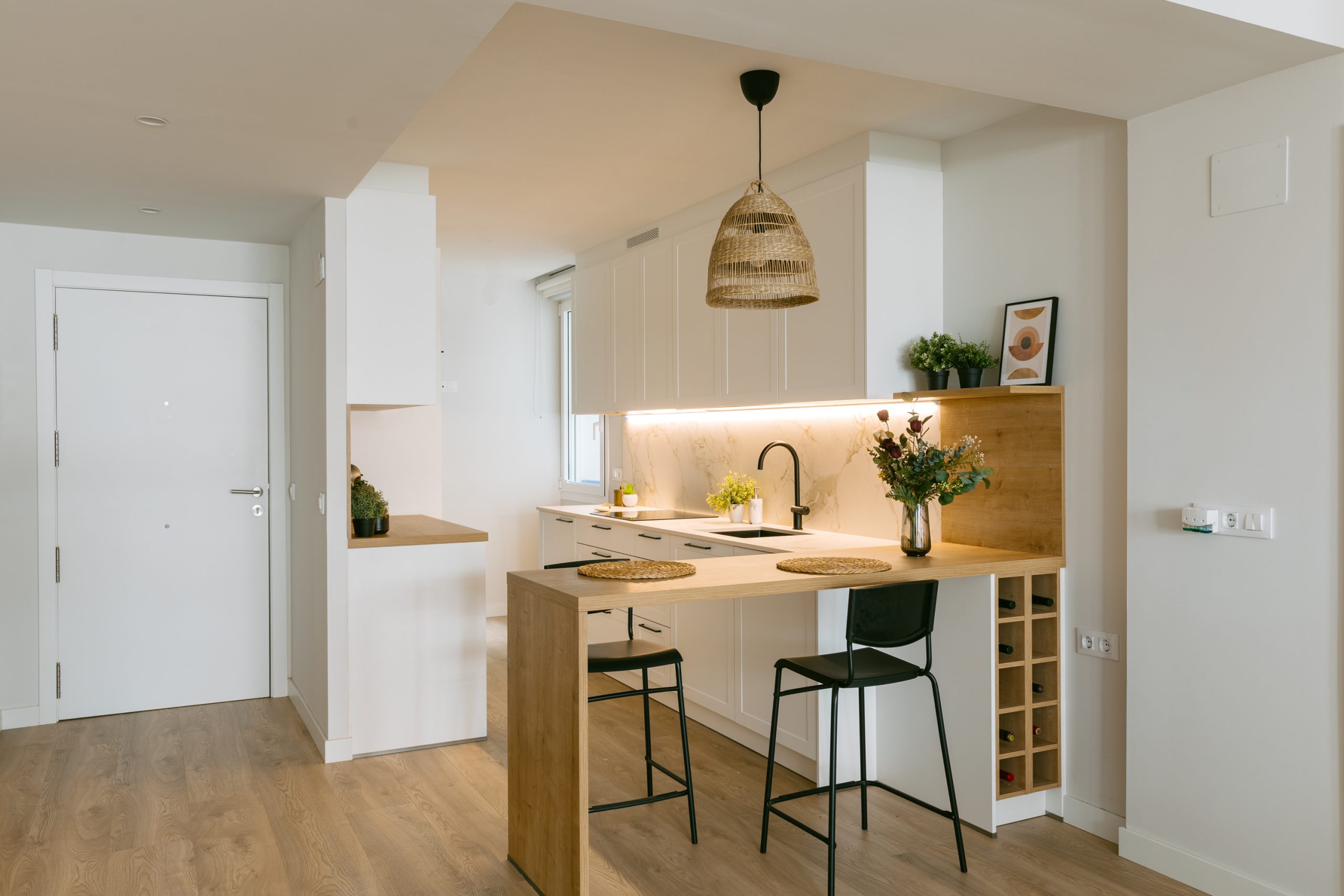 De estilo Nórdico con una barra a medida - Personalkitchen cocinas
