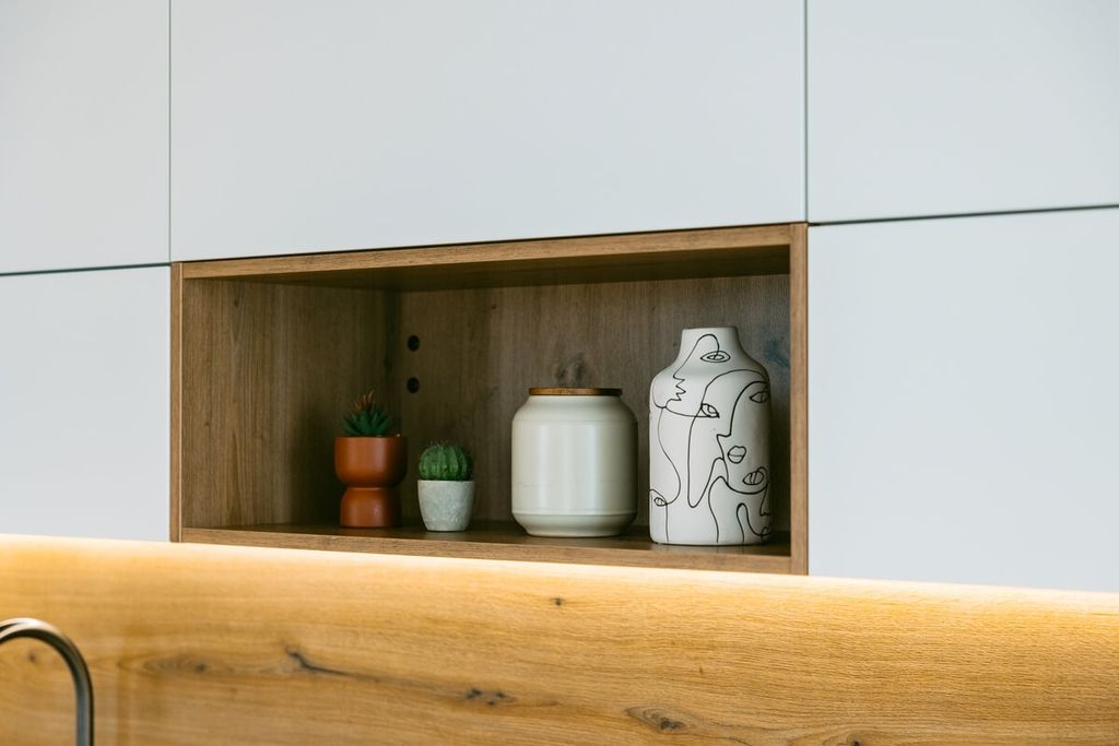 El fregadero Veravent Brooklyn en tono betón encaja de maravilla en la composición, aportando un toque industrial suave que se complementa con el grifo Stelo de Gessi, una pieza estilizada que añade diseño sin restar comodidad.